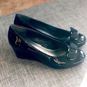 Women’s size 10 Monet black patent leather wedge shoe with bow
